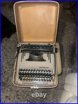 VINTAGE 50s SMITH CORONA SILENT TYPEWRITER TAN HARD CASE PORTABLE GREEN KEYS