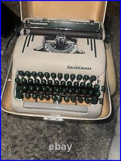 VINTAGE 50s SMITH CORONA SILENT TYPEWRITER TAN HARD CASE PORTABLE GREEN KEYS