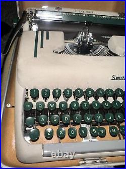 VINTAGE 50s SMITH CORONA SILENT TYPEWRITER TAN HARD CASE PORTABLE GREEN KEYS