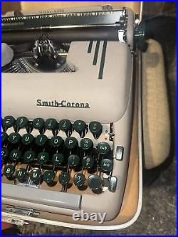 VINTAGE 50s SMITH CORONA SILENT TYPEWRITER TAN HARD CASE PORTABLE GREEN KEYS